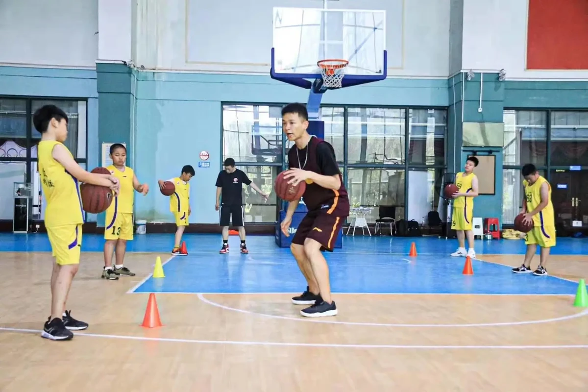 哪里能找到专业的篮球对抗训练教练